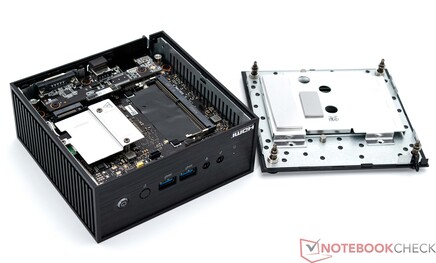 L'Asus ExpertCenter PN42 con la piastra inferiore rimossa