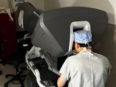 Il primo trapianto di cuore robotico negli Stati Uniti dimostra una nuova frontiera chirurgica. Nella foto: Il Dr. Kenneth Liao che utilizza lo stesso robot chirurgico usato per l'intervento (fonte immagine: BCM)