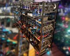 Questo grande impianto di crypto mining include due schede LHR RTX 3060 Ti insieme a schede Nvidia e AMD. (Fonte immagine: Reddit u/miner69niner - modificato)