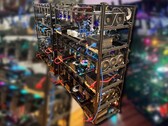 Questo grande impianto di crypto mining include due schede LHR RTX 3060 Ti insieme a schede Nvidia e AMD. (Fonte immagine: Reddit u/miner69niner - modificato)