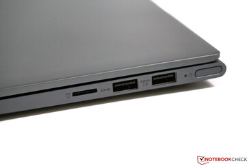 A destra: lettore microSD, 2x USB-A 3.1 Gen 1 (1x alimentato), pulsante di accensione