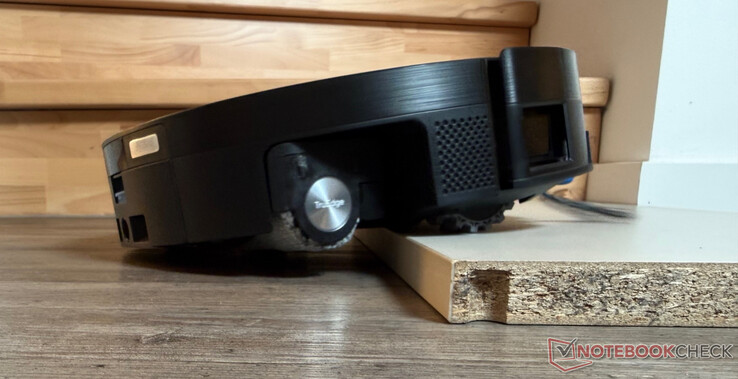 Ecovacs Deebot X11 OmniCyclone che si arrampica su un gradino di 2,4 cm di altezza