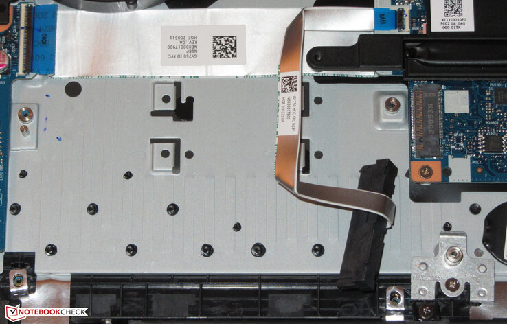 Se il telaio del drive da 2,5" viene rimosso, è possibile inserire in alternativa un secondo SSD NVMe. La filettatura necessaria per fissare l'SSD (angolo in basso a destra) può essere spostata, consentendo di utilizzare SSD di varie lunghezze.