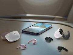 I modelli Moto Buds 2 (nella foto) e Moto Buds 2 Plus saranno commercializzati tra qualche settimana.