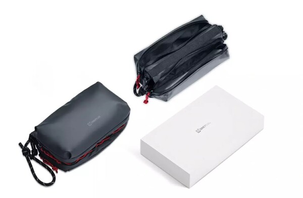 La borsa Crossbody di OnePlus ha più scomparti. (Fonte: OnePlus)