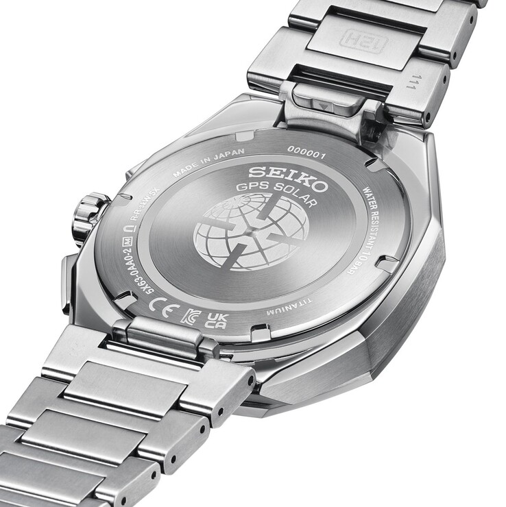 Vista posteriore dell'orologio Seiko Astron GPS Solar che mostra il fondello inciso, il bracciale in titanio e il meccanismo di chiusura.