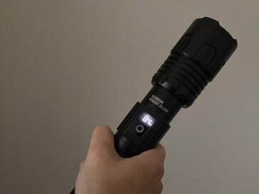 C'è un indicatore del livello della batteria e una porta USB per ricaricare il telefono