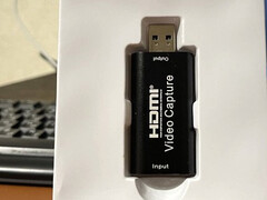 L'adattatore, che sta per essere estratto dalla confezione interna in plastica bianca (Fonte immagine: ZachemKupil su MySKU, ritagliato, normalizzato nei colori)