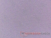 L'immagine al microscopio della matrice subpixel è oscurata dalla copertura opaca spessa e granulosa