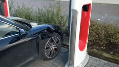 Porsche elettrica inserita in una stazione Tesla Supercharger (immagine: Inse van Houts/YouTube)