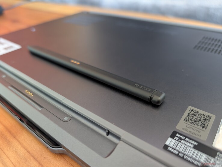 Tuttavia, il design più sottile e rettangolare della Slim Pen 2 la rende più difficile da impugnare rispetto a stilo più spessi come la Surface Pen