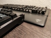 ROG Azoth 96 HE è piuttosto alto, ma può essere utilizzato in modo ergonomico grazie al poggiapolsi. (Fonte: Notebookcheck)
