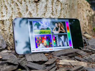 Il Samsung Galaxy A56 all'aperto