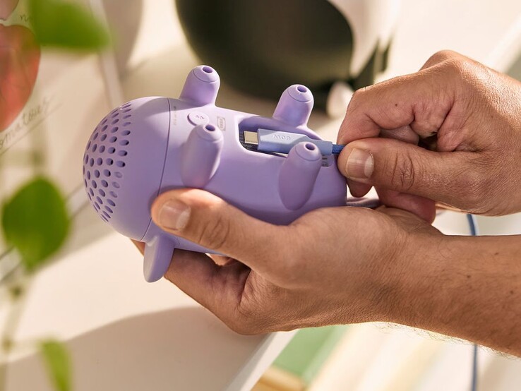 Un'immagine della funzione di ricarica USB-C dell'altoparlante Bluetooth portatile IKEA Grejsimojs