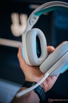 Cuffie da gioco wireless Logitech G522, bianche in mano