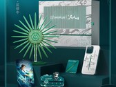 La confezione co-branded contiene cinque oggetti da collezione, tra cui spicca un supporto rotante in metallo che tiene il telefono tramite aggancio magnetico.