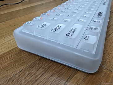 Il perimetro della tastiera è rialzato e ciò rende più difficile la pulizia tra i tasti