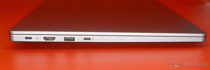 A destra: USB Type-C, LED di stato della batteria, HDMI 1.4b, USB-A 3.1, USB-C Thunderbolt 3.0 con DisplayPort