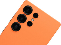 Samsung potrebbe anche non offrire il Galaxy S26 Ultra nella colorazione nera. Nella foto: S25 Ultra con la skin Cosmic Orange di Dbrand. (Fonte: Dbrand)