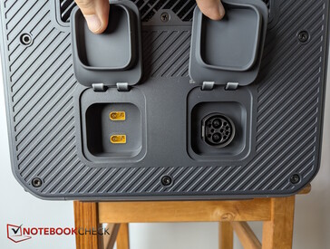 A destra: 2x XT60 (12 - 60 V, max. 20 A), P090D-DC (collegamento SolarX 4K o pacchi batteria)