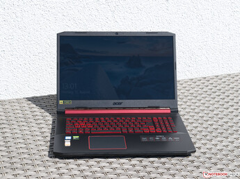 Utilizzo dell'Aspire Nitro 5 AN517 all'aperto alla luce del sole