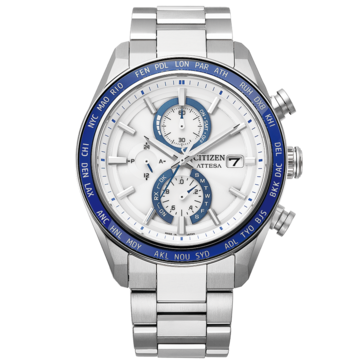 Cronografo Citizen Attesa con quadrante bianco testurizzato, accenti blu, lunetta blu con ora mondiale e bracciale in Super Titanium color acciaio inossidabile.