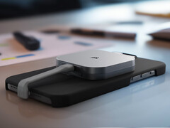 L&#039;EX300U parte da 99,99 dollari. Nella foto: l&#039;SSD portatile collegato al retro di un iPhone. (Fonte: Corsair)