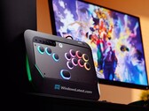 HyperX Clutch Tachi è un controller arcade per Xbox che dovrebbe essere annunciato al CES 2026. (Fonte: WindowsLatest)