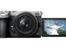 La fotocamera mirrorless Nikon Z5IIC è dotata di un touchscreen orientabile da 3,2" che consente di scattare comodamente i selfie.