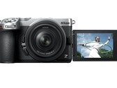 La fotocamera mirrorless Nikon Z5IIC è dotata di un touchscreen orientabile da 3,2" che consente di scattare comodamente i selfie.