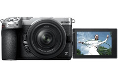 La fotocamera mirrorless Nikon Z5IIC è dotata di un touchscreen orientabile da 3,2" che consente di scattare comodamente i selfie.