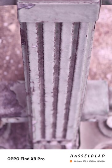 Oppo Find X9 Pro con tinta magenta dovuta all'attacco dell'obiettivo.