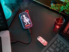 L’SSD portatile SANDISK Mewtwo e la chiavetta USB C Mew, realizzati in occasione del 30° anniversario di Pokémon, raffigurati nell’immagine