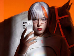 Il lancio dell'11 Air è previsto per il 20 gennaio 2026. Nella foto: una donna che tiene in mano un modello di colore Aurora Silver. (Fonte immagine: RedMagic)