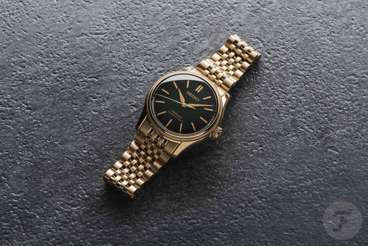 Da questa angolazione il verde appare molto più tenue, quasi tendente al grigio-nero.