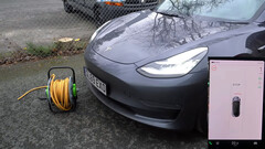 Test di parcheggio Tesla USS vs HW3 vs HW4 (immagine: RSEV/YT)