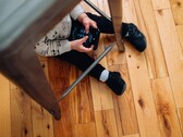 Trasformare il tempo dello schermo in tempo di apprendimento: 7 applicazioni educative che insegnano davvero, non solo intrattengono. Un bambino con un tablet in mano. (Fonte: charlesdeluvio - Unsplash)