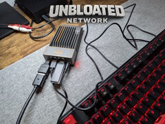 Zimaboard collegata con una chiavetta di avvio accanto a una tastiera