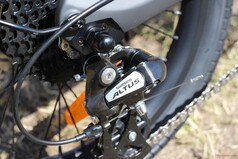 È dotata di un deragliatore Shimano Altus