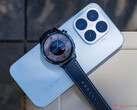 Lo Xiaomi Watch S5 46mm parte da 179,99 euro nell'UE. Nella foto: lo smartwatch sopra il telefono Xiaomi 17T.