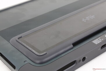 L'esclusiva finestra di visualizzazione Gorilla Glass sul lato inferiore, dove la maggior parte degli altri computer portatili ha semplicemente delle griglie di ventilazione