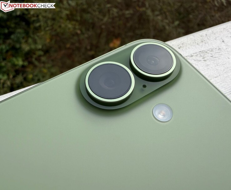 Modulo posteriore a doppia fotocamera sull'iPhone 17e verde (Fonte: Notebookcheck)