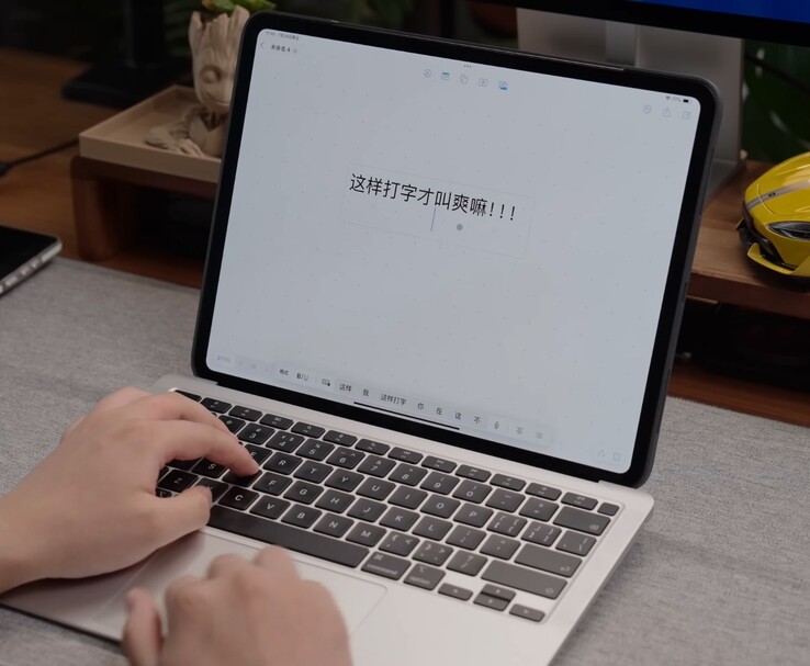 Primo piano della tastiera e del touchpad dell'iPadBook e del MacBook Air utilizzati per controllare l'iPad. (Fonte immagine: 舒灿ShuCanTech via YouTube)