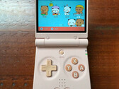 Il Miyoo Mini Flip sembra avere un d-pad più piccolo rispetto al Miyoo Flip normale, ma i pulsanti ABXY delle stesse dimensioni. (Fonte immagine: GameboyJuntaro - modificato)