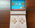 Il Miyoo Mini Flip sembra avere un d-pad più piccolo rispetto al Miyoo Flip normale, ma i pulsanti ABXY delle stesse dimensioni. (Fonte immagine: GameboyJuntaro - modificato)