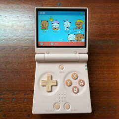 Il Miyoo Mini Flip sembra avere un d-pad più piccolo rispetto al Miyoo Flip normale, ma i pulsanti ABXY delle stesse dimensioni. (Fonte immagine: GameboyJuntaro - modificato)