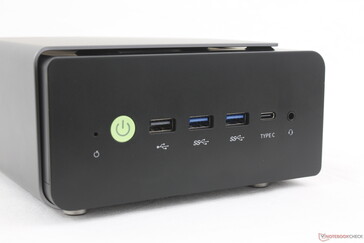 Parte anteriore: CMOS, pulsante di accensione, USB-A 2.0, 2x USB-A 3.2 Gen. 2, USB-C w/ DisplayPort + Power Delivery, cuffie da 3,5 mm