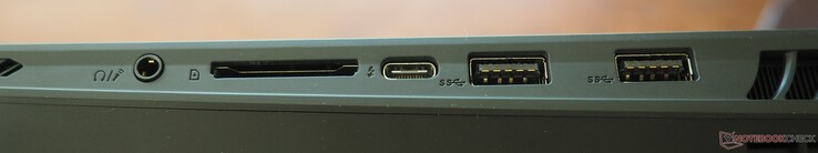 Lato destro: combo audio da 3,5 mm, lettore di schede SD, Thunderbolt 4 (DP 1.4, PD 3.0), 2x USB-A 3.2 Gen 2