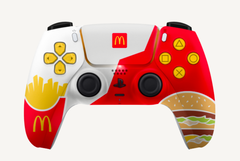 Il controller Dual Sense di McDonald&#039;s e il suo design idiosincratico. (Fonte: Sony)