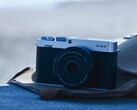 La fotocamera compatta APS C Fujifilm X E5 su una borsa in spiaggia